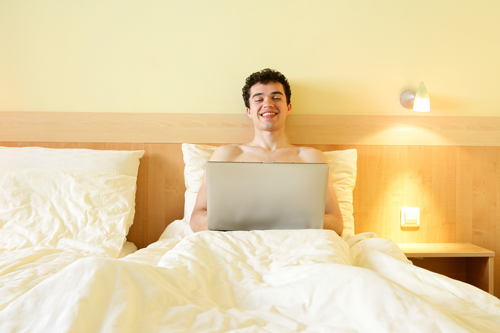 Ragazzo a letto con computer